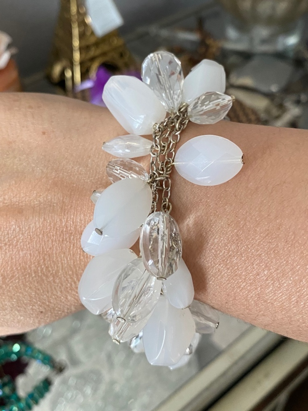 VINTAGE AVON WHITE AND CLEAR CHUNKY BEADED BRACELET